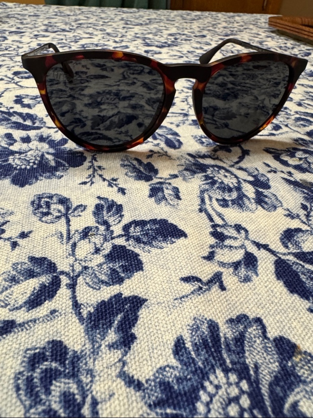 Men's Classic Tortoiseshell Sunglasses - Polarized Dark Lenses